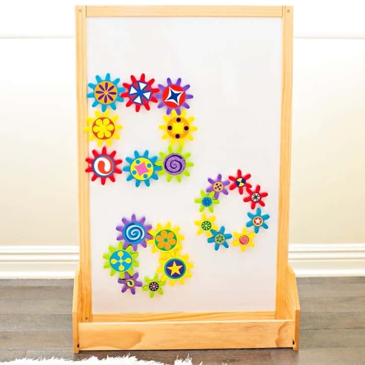 PLAY AND LEARN WITH THIS ENGAGING TURN & LEARN GEARS TOY