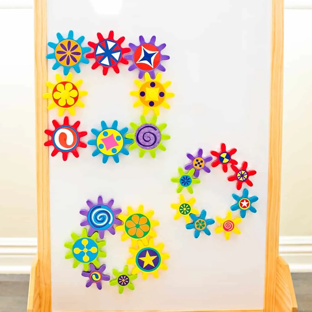 Play and learn with this engaging turn & learn magnetic gears toy. 