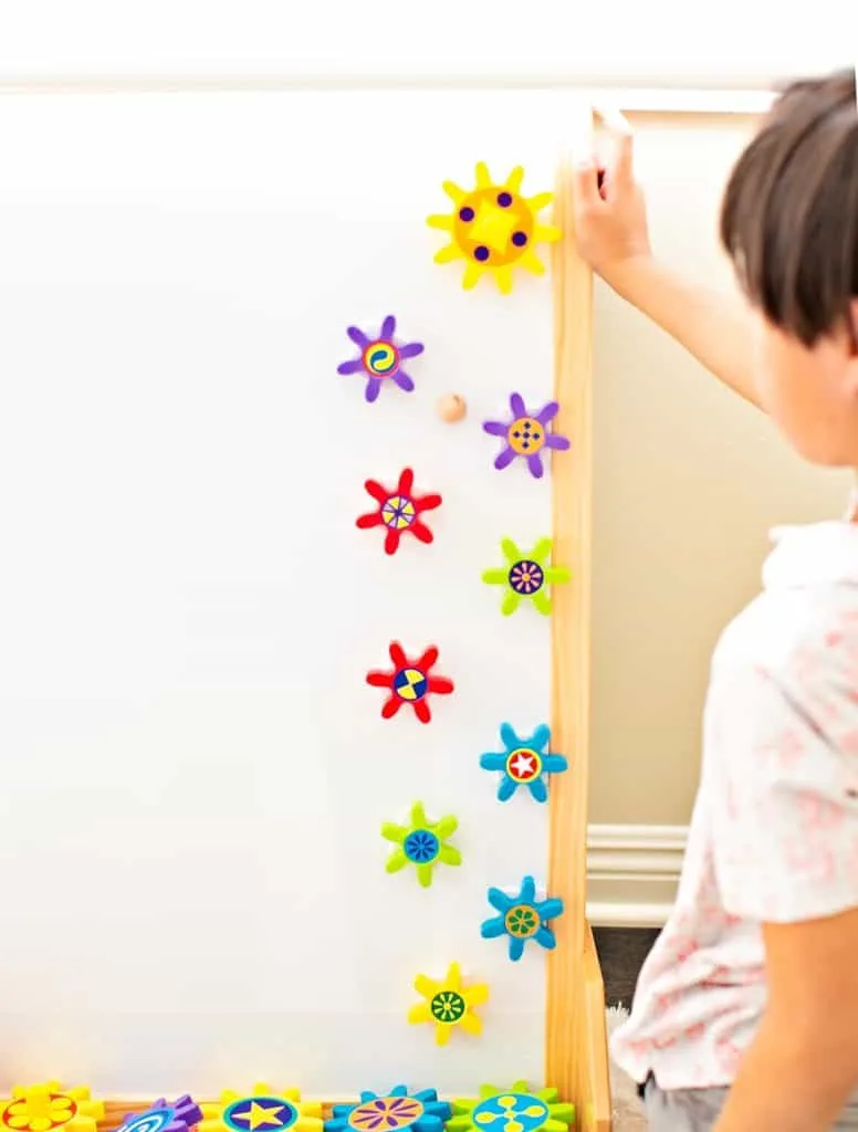 Play and learn with this engaging turn & learn magnetic gears toy. 