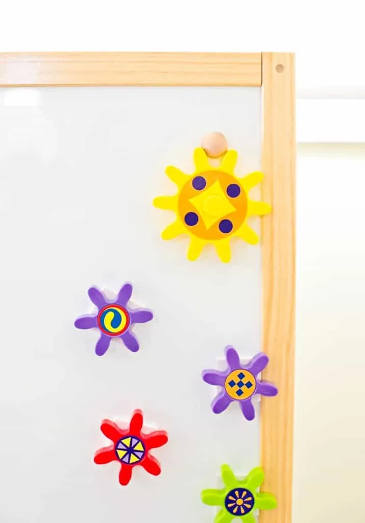 Play and learn with this engaging turn & learn magnetic gears toy. 