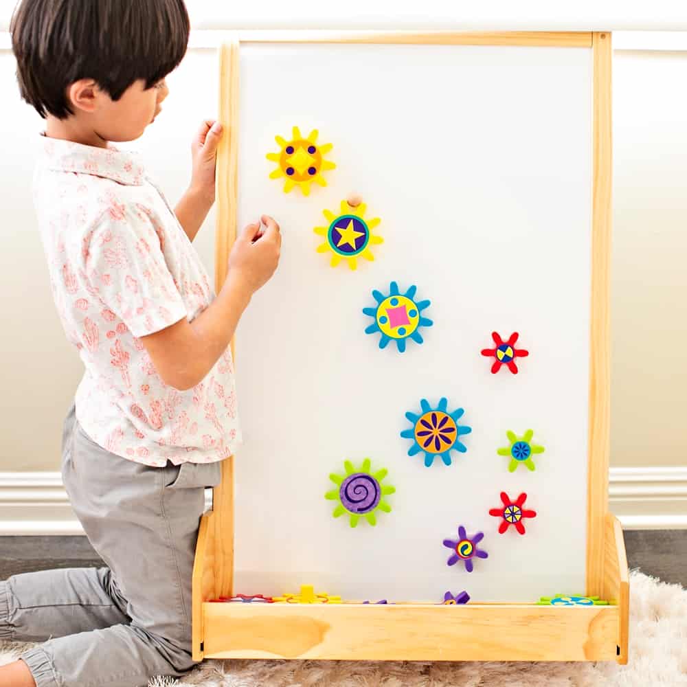 Play and learn with this engaging turn & learn magnetic gears toy. 