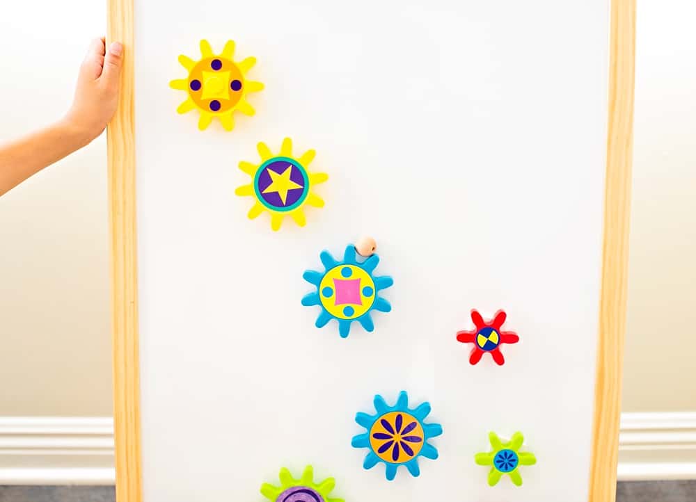 Play and learn with this engaging turn & learn magnetic gears toy. 