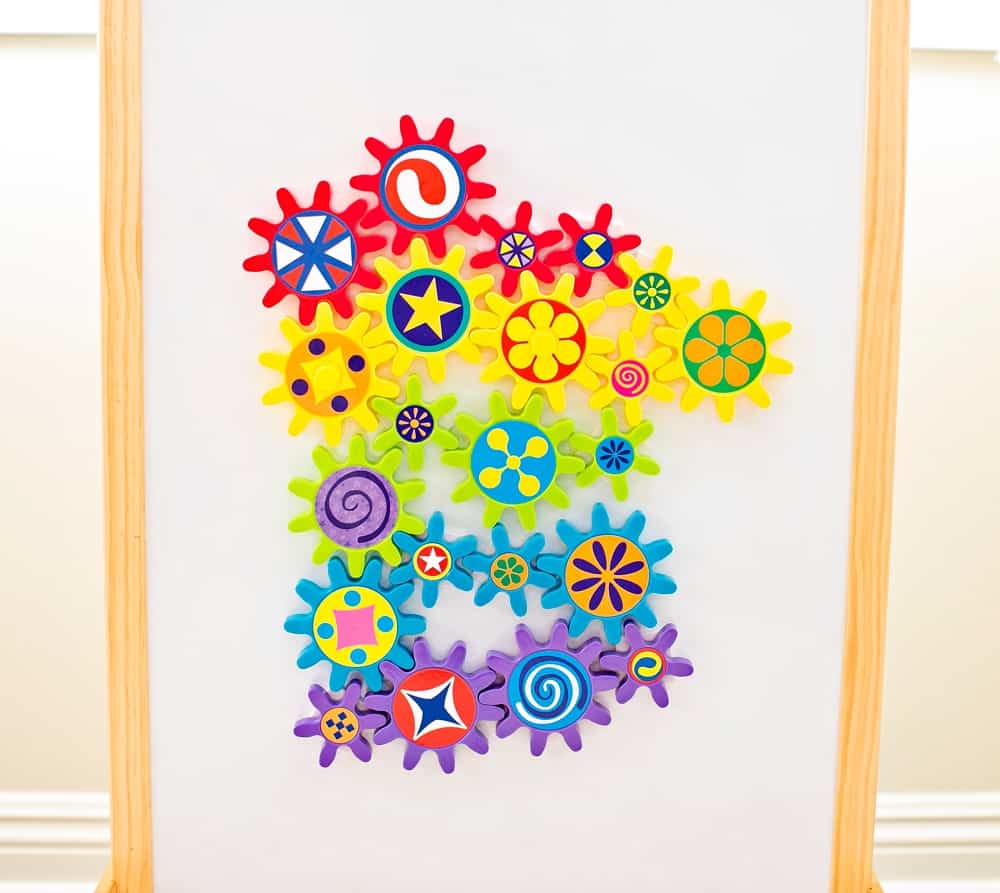 Play and learn with this engaging turn & learn magnetic gears toy. 