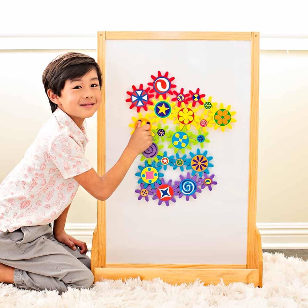 Play and learn with this engaging turn & learn magnetic gears toy. 