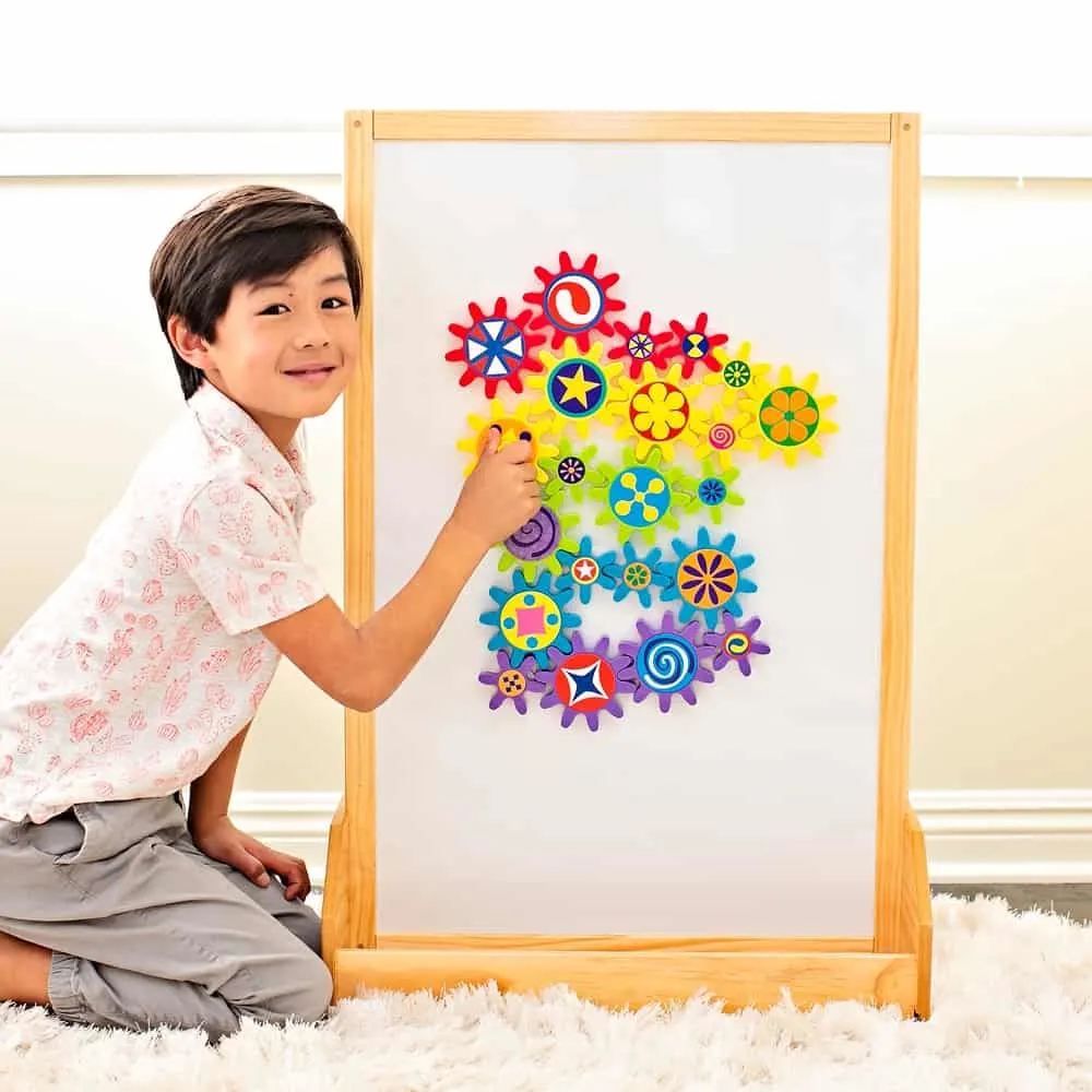 Play and learn with this engaging turn & learn magnetic gears toy. 