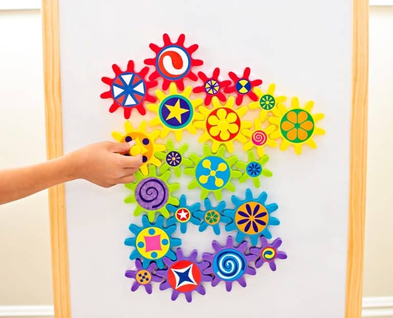 PLAY AND LEARN WITH THIS ENGAGING TURN & LEARN GEARS TOY