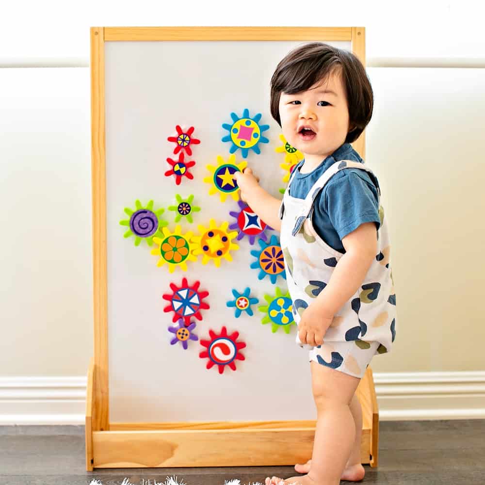 Play and learn with this engaging turn & learn magnetic gears toy. 