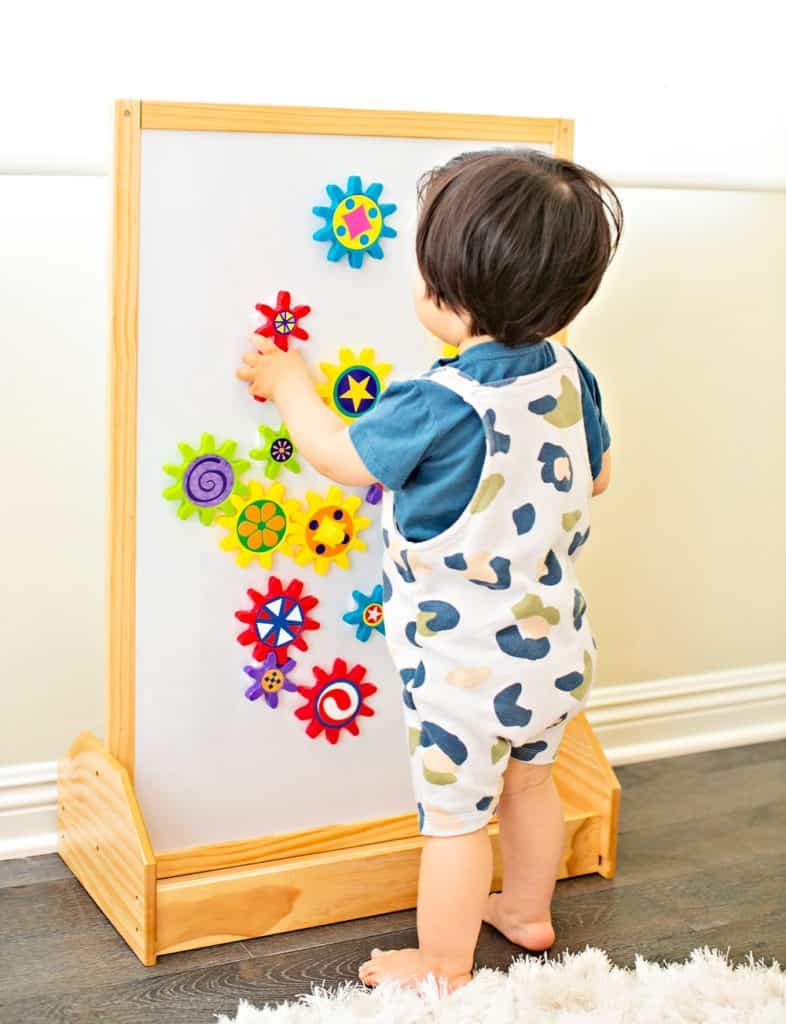 Play and learn with this engaging turn & learn magnetic gears toy. 