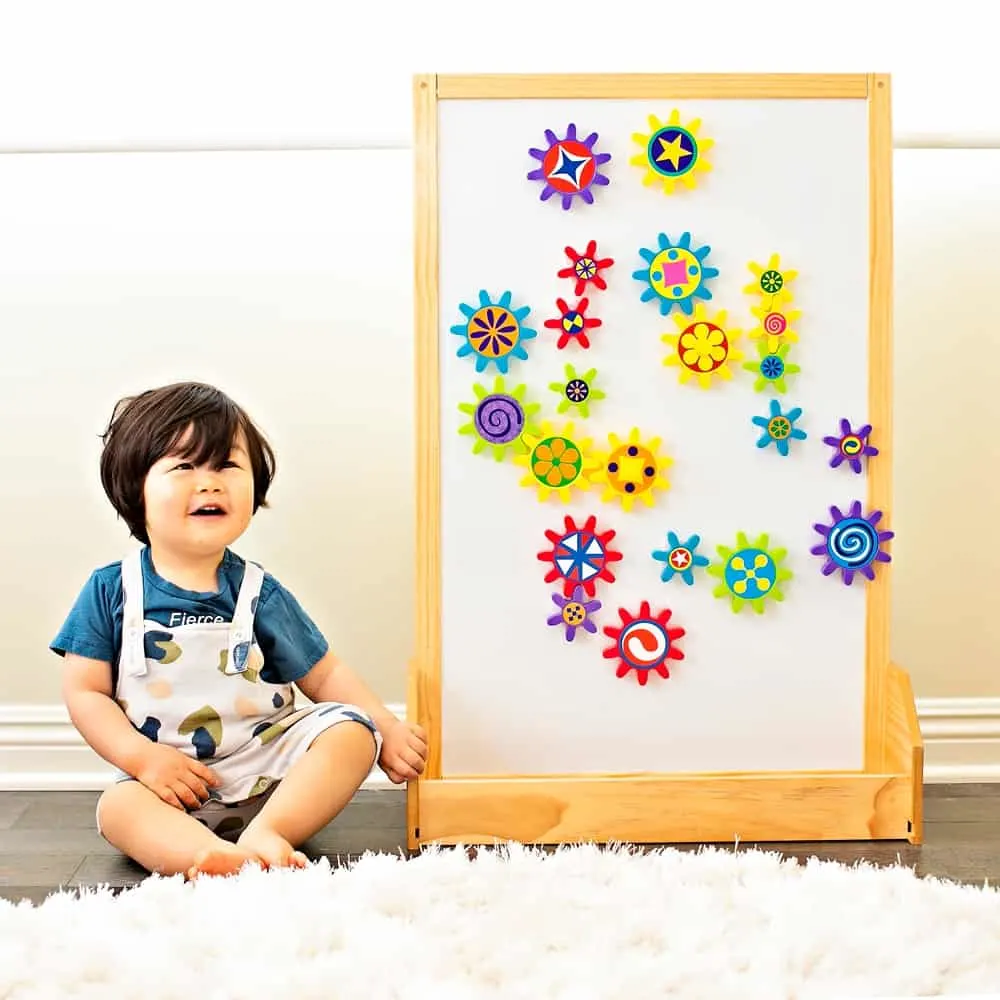 Play and learn with this engaging turn & learn magnetic gears toy. 