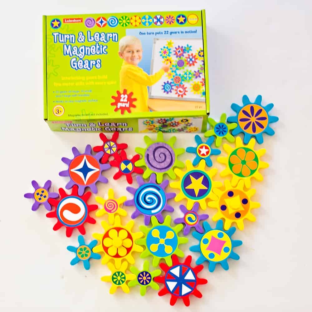 Play and learn with this engaging turn & learn magnetic gears toy. 