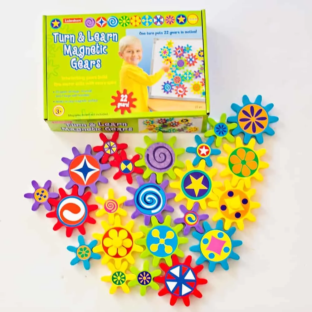 Play and learn with this engaging turn & learn magnetic gears toy. 