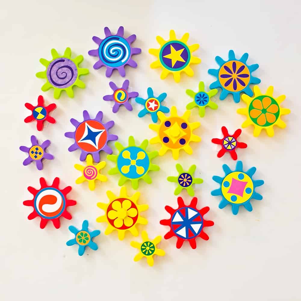 Play and learn with this engaging turn & learn magnetic gears toy. 