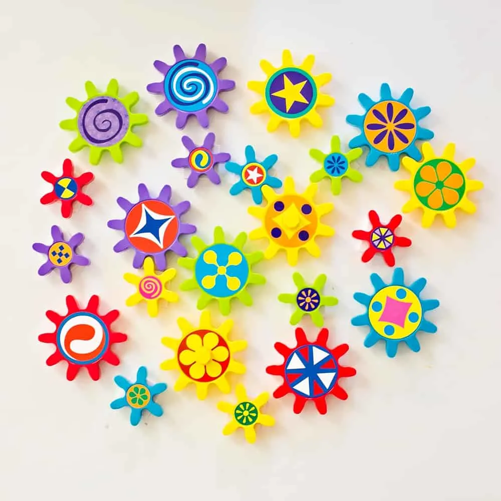 Play and learn with this engaging turn & learn magnetic gears toy. 