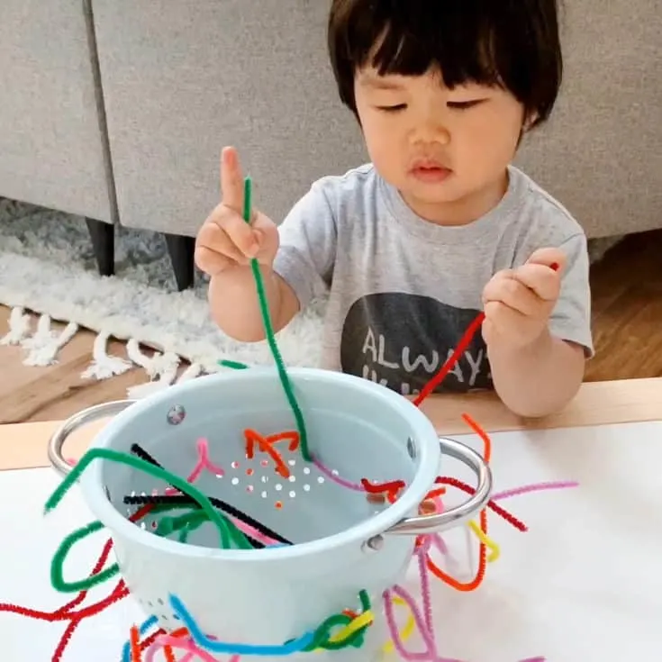 COLANDER PIPE CLEANER FINE MOTOR SKILLS ACTIVITY FOR TODDLERS