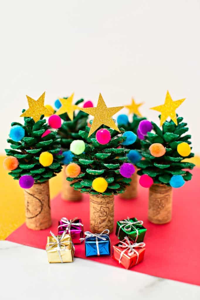 PINE CONE CHRISTMAS TREE CRAFT - easy holiday craft for kids