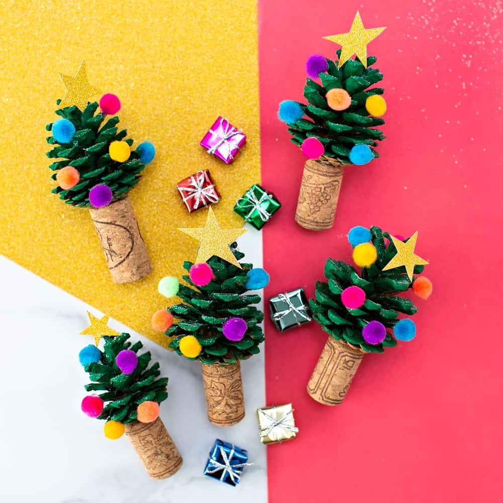 PINE CONE CHRISTMAS TREE CRAFT - cute easy Christmas Craft