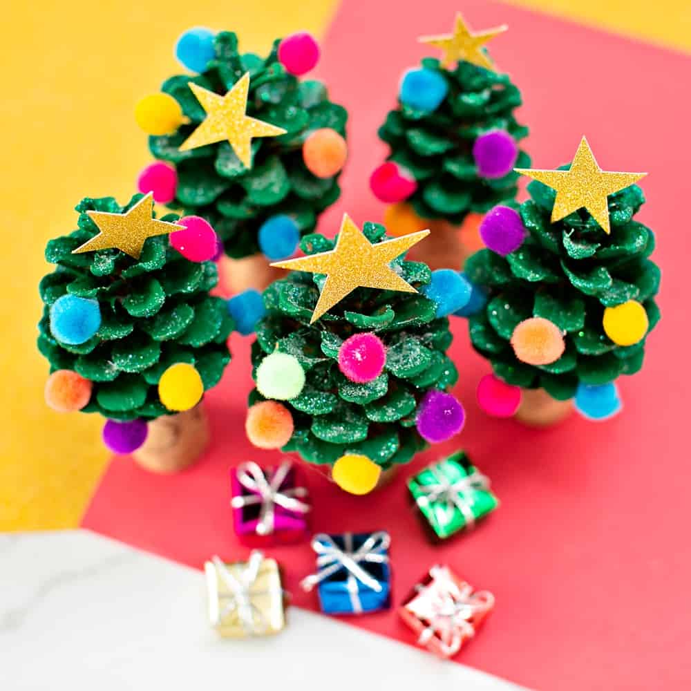 PINE CONE CHRISTMAS TREE CRAFT - easy holiday craft for kids