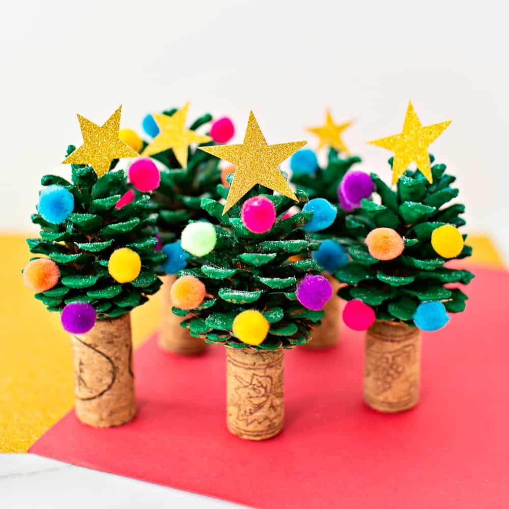PINE CONE CHRISTMAS TREE CRAFT - easy holiday craft for kids