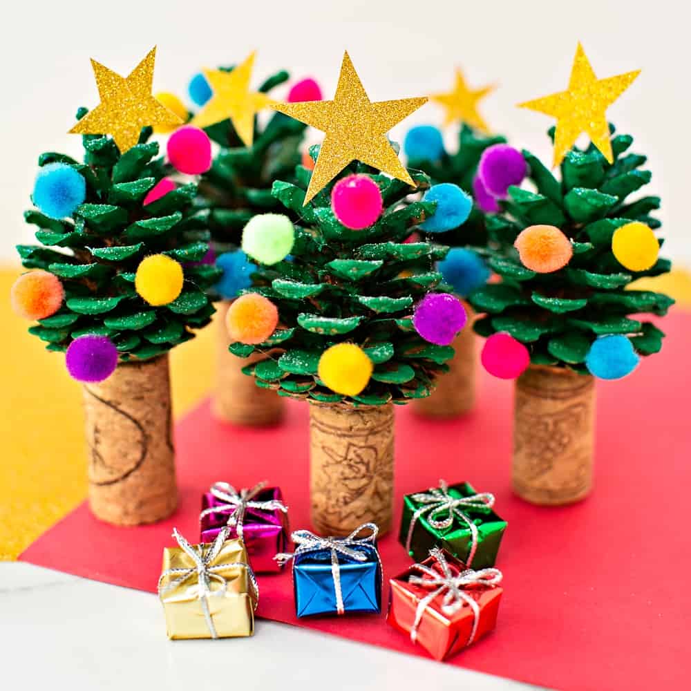 PINE CONE CHRISTMAS TREE CRAFT - easy holiday craft for kids