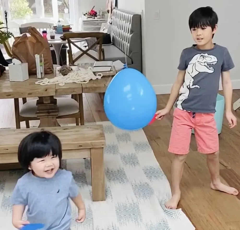 ballon tennis game for kids. Great indoor activity 