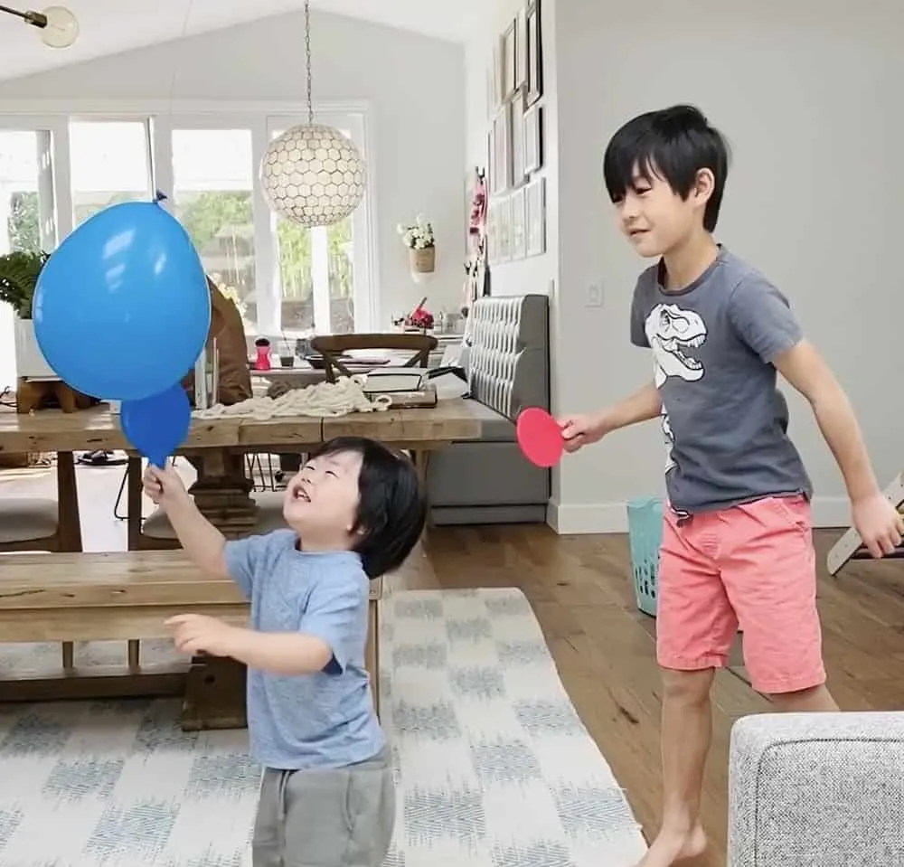 ballon tennis game for kids. Great indoor activity 