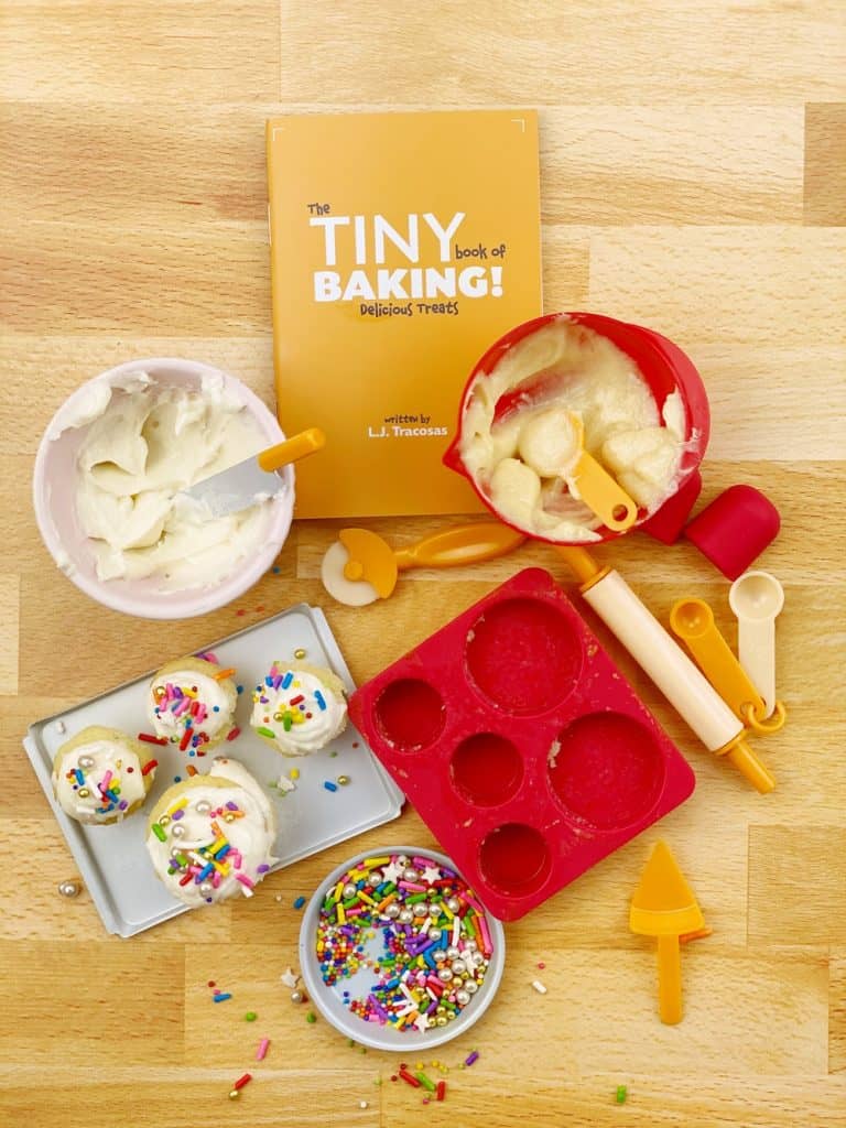 tiny baking kit. tiny cupcakes, cakes and baked goods