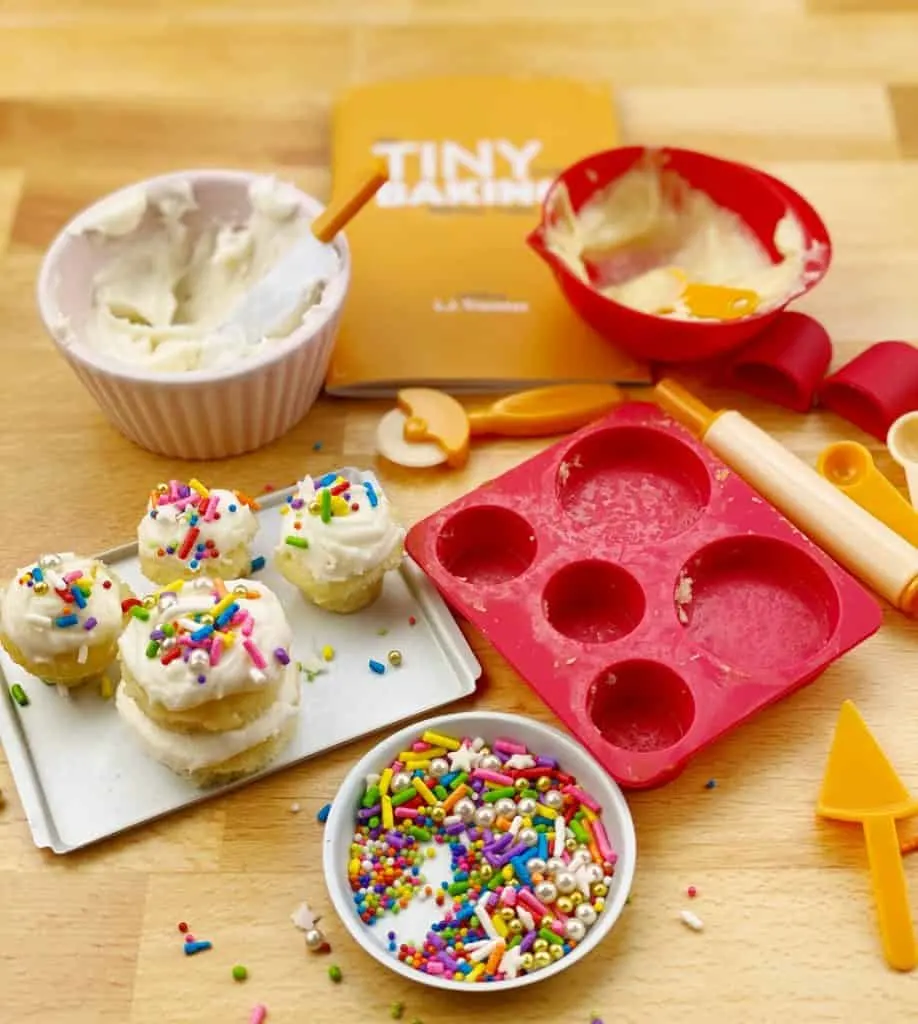 tiny baking kit. tiny cupcakes, cakes and baked goods