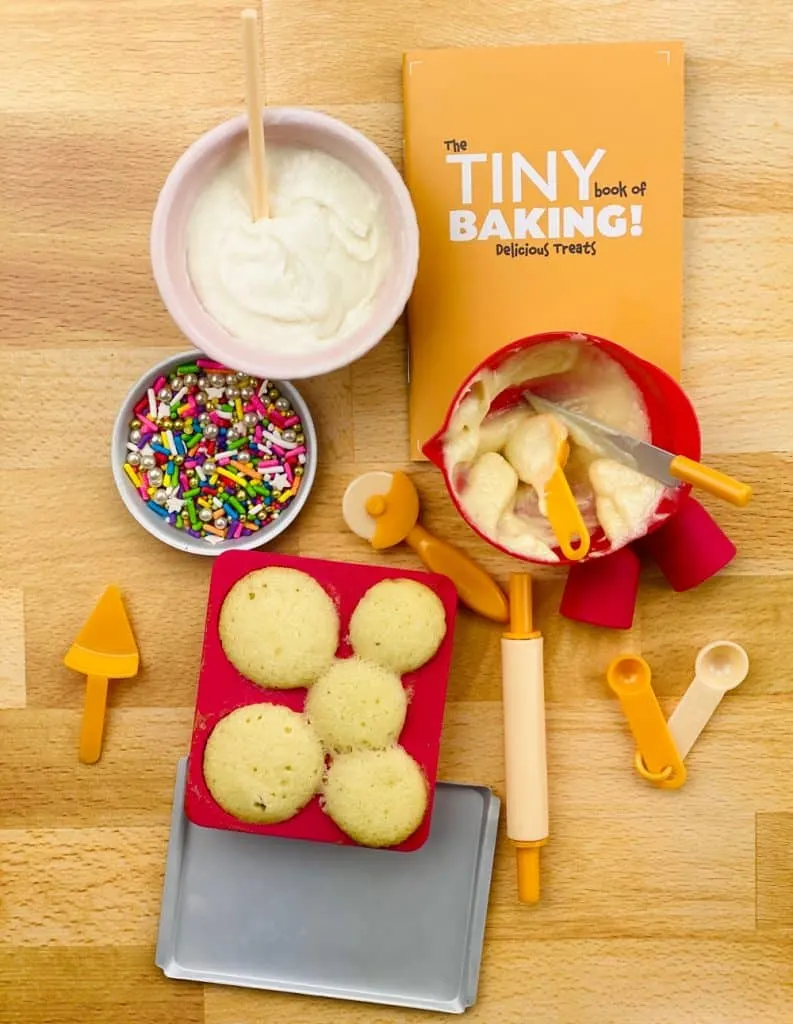 tiny baking kit. tiny cupcakes and cakes