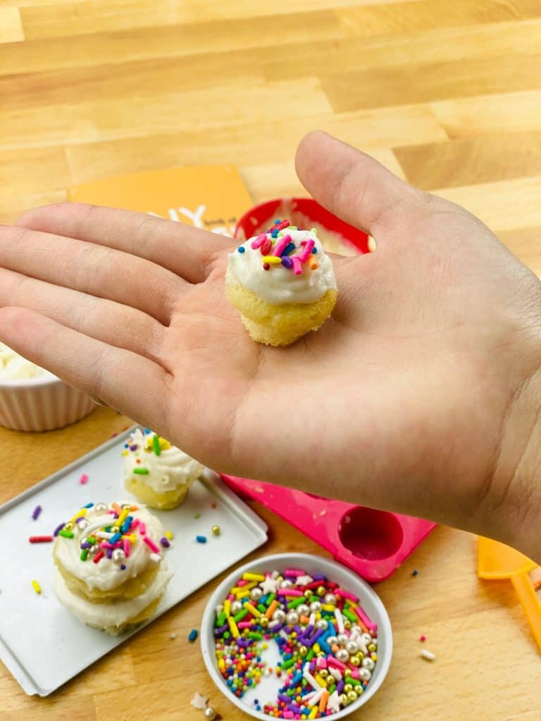 tiny baking kit. tiny cupcakes and cakes