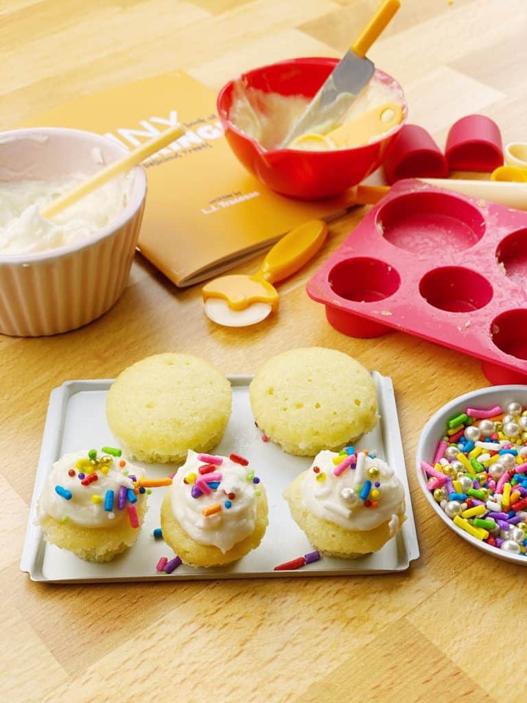 tiny baking kit. tiny cupcakes and cakes