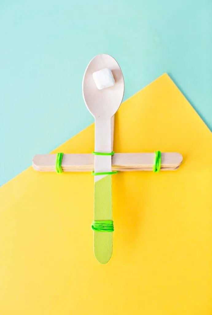 how to build a spoon catapult with popsicle sticks and catapult marshmallows