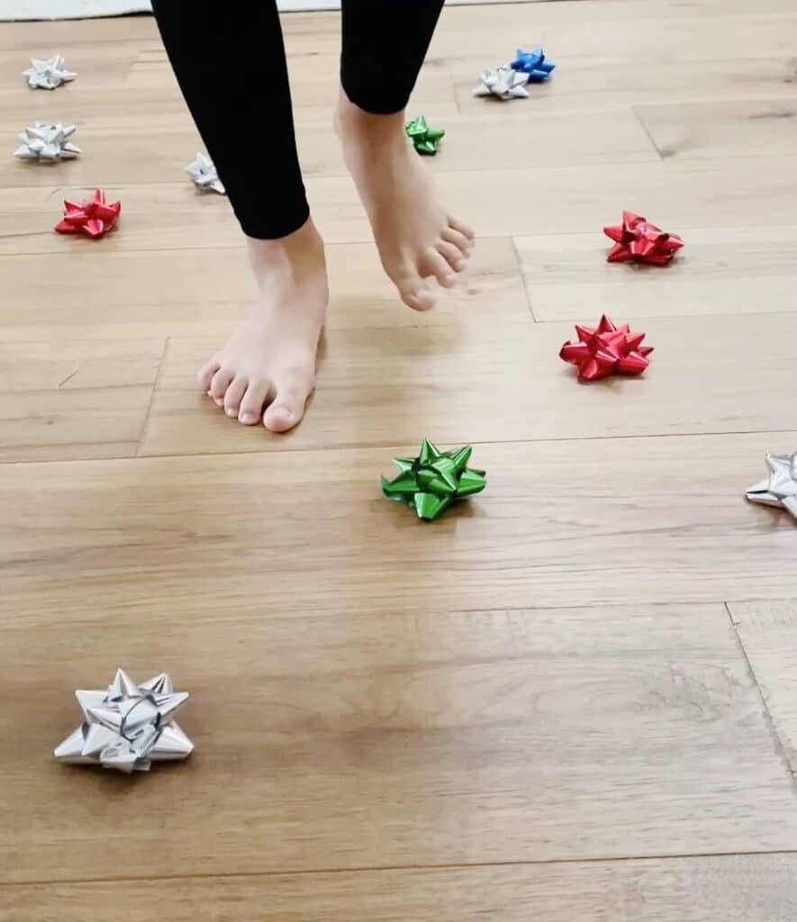 don't step on the christmas tree bows game