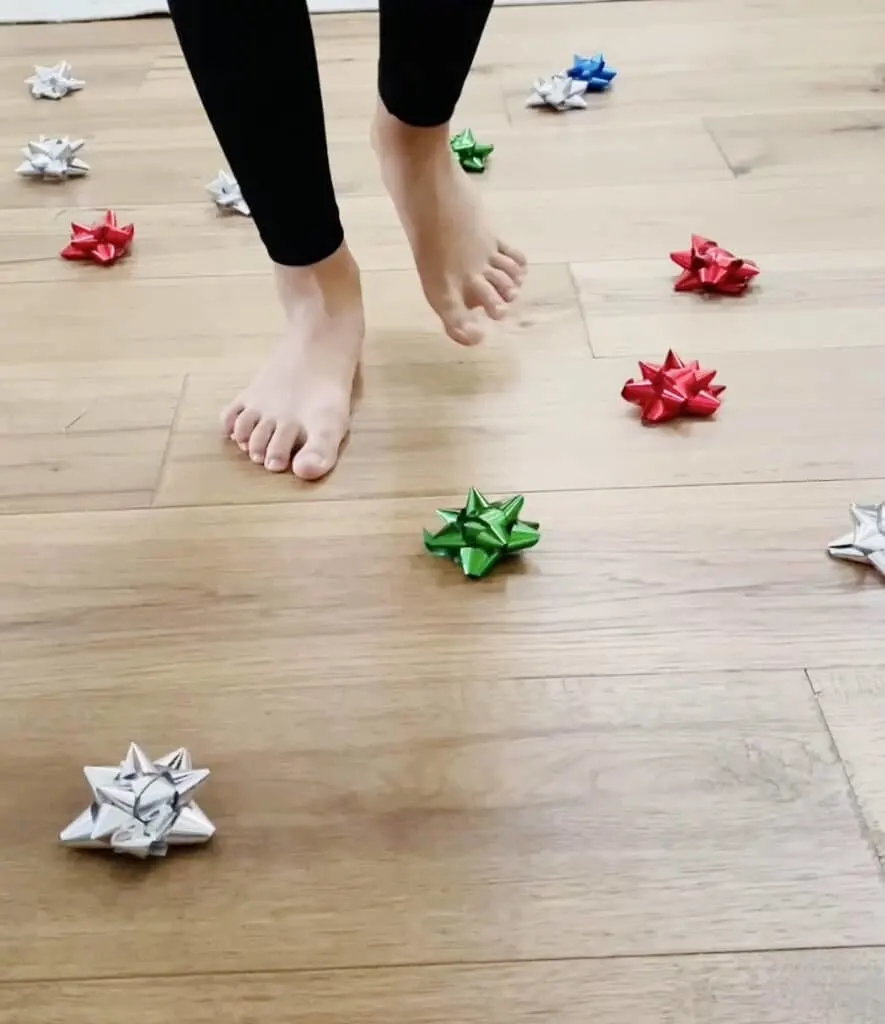 don't step on the christmas tree bows game