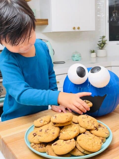 This DIY Cookie Monster Pumpkin Is The Cutest No Carve Pumpkin