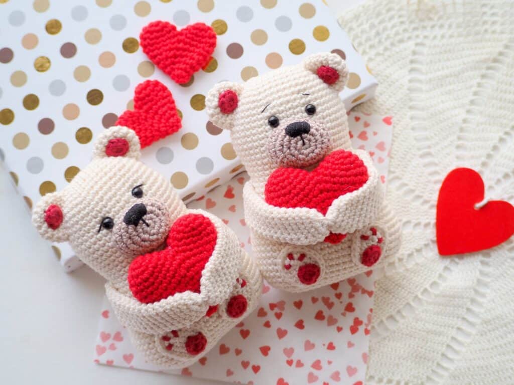 Hoooked  DIY Patron Pour L'Ours En Peluche Valentino Avec Cœur En Crochet