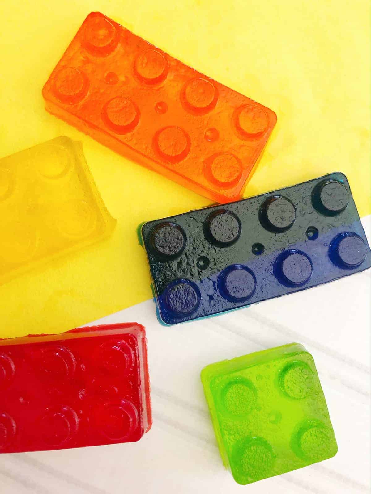 https://www.hellowonderful.co/wp-content/uploads/2022/10/hello-yummy-jello-lego-treats1.jpeg