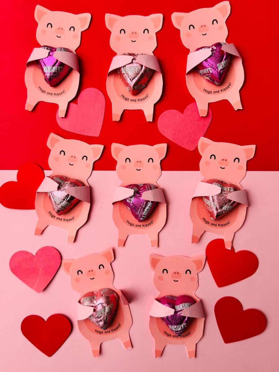 Pig valentine holding hearts printable template